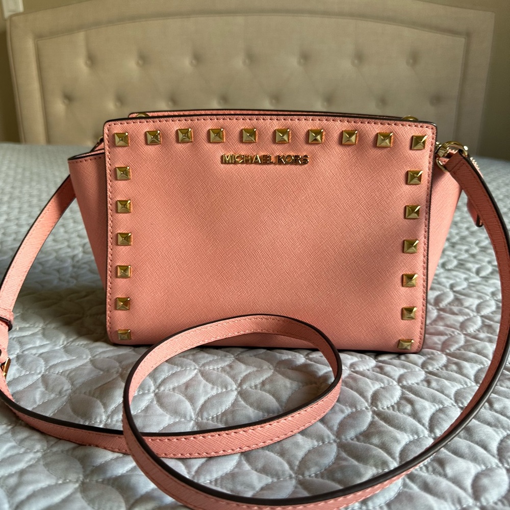 Michael Kors purse! Pink. Stylish, conditions like new! Was used few times